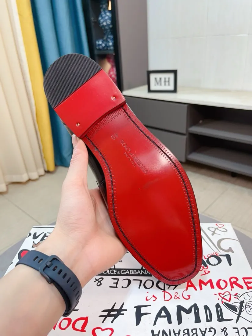 Men's shoes 💰540🌸🌸 [DG Dolce & Gabbana] High-end customized leather shoes. The upper is made of imported calf leather. Original hardware. I believe you will be impressed from the first time you see it. The avant-garde atmosphere can no longer fully interpret its elegance. AAA grade rubber outsole is super comfortable. The original cover last of the counter ensures its original version and quality. The upper is simple and the cowhide lining ensures its comfort and breathability. A pair of truly good shoes has its own unique soul, famous quality, and the first choice for successful people. Regular size 38-44 (45 customized)
